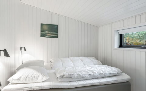 Hals 983: Bedroom, Wood, Ceiling, Interior Design, Bed, Bed Sheet, Flooring, Bedding, Floor, Bed Frame