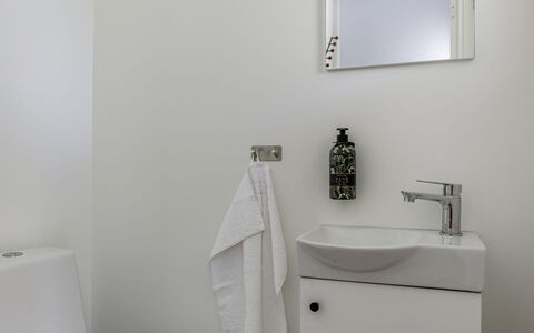 Leas Pärla: Bathroom Sink, Plumbing Fixture, Bathroom, Sink, Wall, Interior Design, Flooring, Floor, Tap, Plumbing