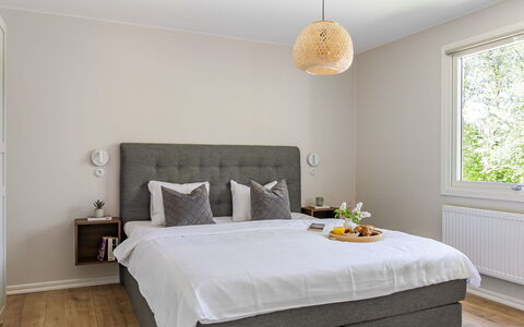 Leas Pärla: Furniture, Bed, Interior Design, Bedroom, Bedding, Flooring, Bed Sheet, Wood, Floor, Linens