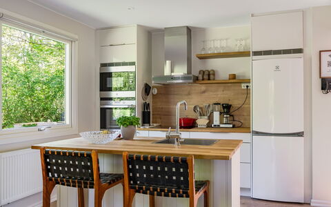 Leas Pärla: Furniture, Kitchen, Countertop, Interior Design, Flooring, Kitchen Appliance, Cabinetry, Wood, Floor, Major Appliance