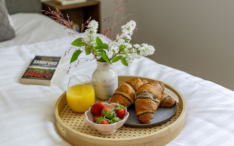 Leas Pärla: Tableware, Food, Furniture, Serveware, Table, Dishware, Breakfast, Plate, Drinkware