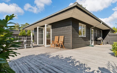 Alvia - 1.6Km from the Sea: Vegetation, Shrub, Spring, Cottage, Garden, Shade, Backyard, Yard, Chair