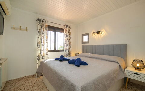 Ker Solea: Bed, Furniture, Interior Design, Bedroom, Bedding, Bed Sheet, Flooring, Floor, Wood, Room