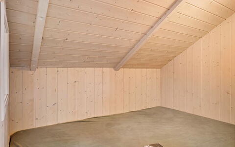 Bruse - 200M from the Sea: Wood, Flooring, Ceiling, Floor, Attic, Room, Hardwood, Plank, Wood Stain, Plywood