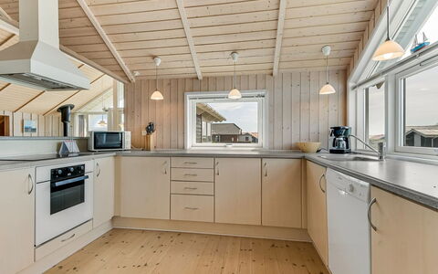 Bruse - 200M from the Sea: Wood, Ceiling, Flooring, Interior Design, Floor, Home, Kitchen, Hardwood, Countertop, Cabinetry