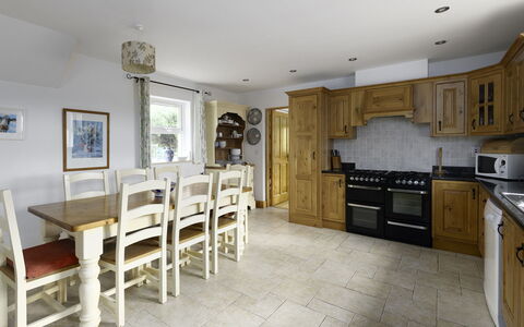 Rhea Holiday Home Bantry: Flooring, Furniture, Interior Design, Floor, Wood, Kitchen, Cabinetry, Countertop, Room, Ceiling