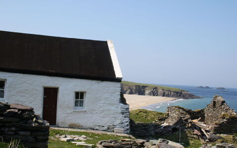 Dingle Cy (Tr4) - 3 Bed No 12: Coast, Rock, Cottage, Coastal And Oceanic Landforms, Sea, Shore, Hut, Ocean, Bay