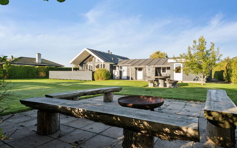 Tajo - 200M from the Sea: Siding, Home, Roof, House, Residential Area, Cottage, Yard, Shade, Backyard, Lawn