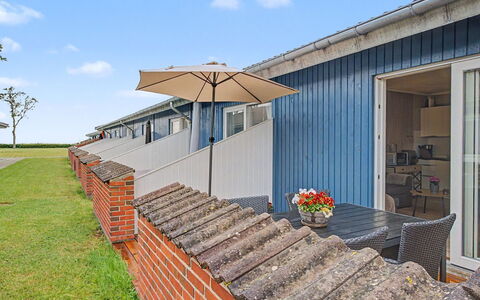 Asfrid - 80M from the Sea: Shade, Yard, Siding, Daylighting