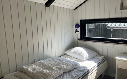 Filipa - 200M from the Sea: Wood, Bedroom, Bed, Floor, Bed Sheet, Bedding, Bed Frame, Linens, Hardwood, Plank