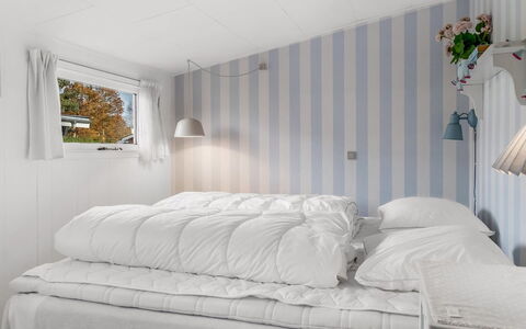 Kamilla - from the Sea: Furniture, Bedroom, Interior Design, Bed, Wall, Bedding, Bed Sheet, Linens, White, Textile