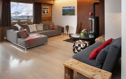 Soleil des Alpes: Furniture, Interior Design, Flooring, Couch, Floor, Wood, Living Room, Wood Flooring, Home, Ceiling