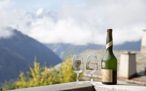 Soleil des Alpes: Bottle, Hill Station, Mountain Range, Wine, Valley, Glass Bottle, Barware