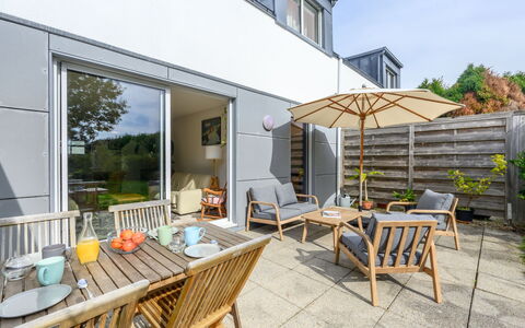 Le Nid du Golfe: Furniture, Chair, Flowerpot, Home, Garden, Outdoor Furniture, Houseplant, Kitchen & Dining Room Table, Landscaping