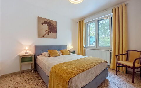 Les Pierres Fleuries: Bed, Interior Design, Furniture, Bedroom, Bedding, Bed Sheet, Wall, Room, Ceiling, Wood
