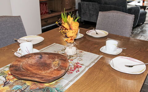 Schwalenberg 111: Furniture, Tableware, Table, Serveware, Tablecloth, Dishware, Textile, Dining Room, Plate, Kitchen & Dining Room Table