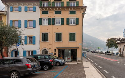 Brenzone 500: Building, Window, Town, Neighbourhood, Residential Area, Apartment, Human Settlement, Family Car