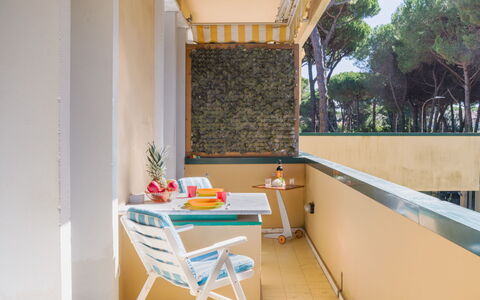 Appartamento Residence Henderson: Wood, Outdoor Furniture, Shade, Chair, Wood Stain, Balcony, Hardwood, Eco Hotel, Porch, Daylighting