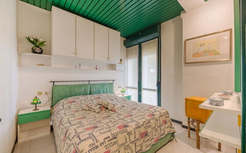 Appartamento Residence Henderson: Bedroom, Interior Design, Bed, Floor, Flooring, Bed Sheet, Bedding, Room, Ceiling, Bed Frame