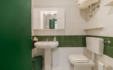 Appartamento Residence Henderson: Toilet Seat, Bathroom, Plumbing Fixture, Toilet, Flooring, Sink, Bathroom Sink, Floor, Interior Design, Tap