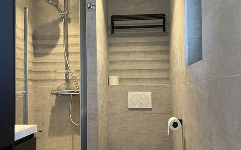De Zeebries: Wall, Flooring, Plumbing Fixture, Floor, Bathroom, Plumbing, Composite Material, Tile, Toilet