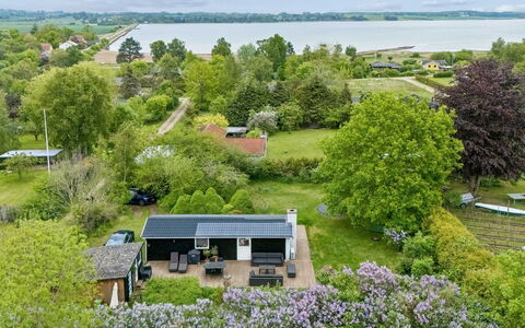 Gun - 300M to the Fjord: Shrub, Landscape, Plant Community, Cottage, Garden, Estate, Landscaping, Lawn, Plantation, Park