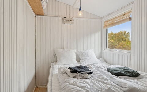 Gun - 300M to the Fjord: Wood, Floor, Ceiling, Bedroom, Bedding, Bed, Hardwood, Bed Sheet, Plank, Linens