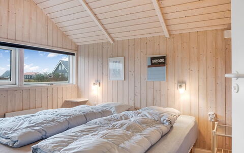 Bryngeir - 100M from the Sea: Wood, Bedroom, Bed, Bed Sheet, Bedding, Home, Bed Frame, Linens, Hardwood, Freezing