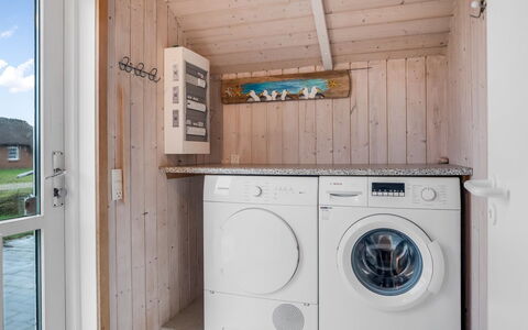 Bryngeir - 100M from the Sea: Wood, Flooring, Floor, Room, Wood Stain, Ceiling, Washing Machine, Hardwood, Plank, Clothes Dryer