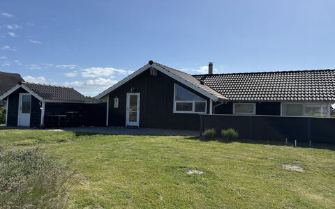 Bryngeir - 100M from the Sea: Blue, Cottage, House, Home, Farmhouse, Estate, Siding