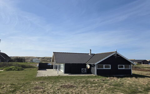 Bryngeir - 100M from the Sea: Blue, Cottage, House, Home, Farmhouse, Estate, Siding