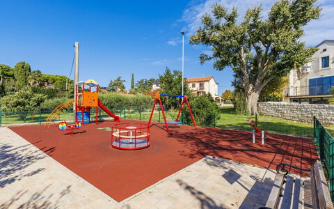 Umag 800: Public Space, Shade, Garden, Landscaping, Park, Lawn, Outdoor Play Equipment, Walkway