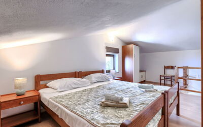 Accommodation:&nbsp;Pintur 800.1