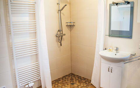 Schnakenberg: Flooring, Plumbing Fixture, Floor, Bathroom, Interior Design, Plumbing, Toilet, Room, Tap, Door