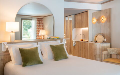 Arcachon 602: Interior Design, Furniture, Bedroom, Bed, Bed Sheet, Bedding, Wood, Linens, Ceiling, Flooring