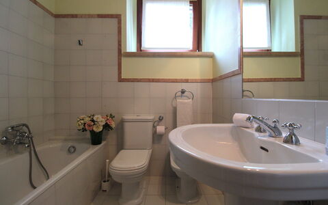 Calicantus, Verona, Pool, Wifi: Bathroom, Bathroom Sink, Plumbing Fixture, Wall, Flooring, Interior Design, Sink, Floor, Tap, Mirror