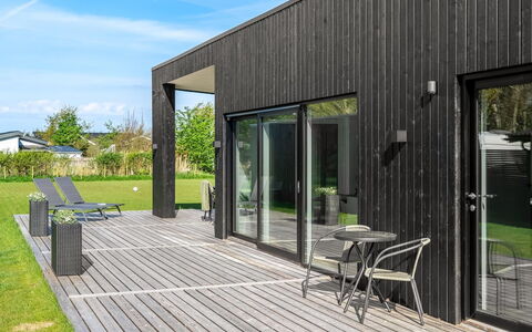 Barnet - 180M to the Fjord: Roof, Home, Door, Cottage, Shade, Siding, Yard, Estate, Backyard