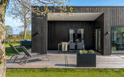 Barnet - 180M to the Fjord: Roof, Home, Door, Cottage, Shade, Siding, Yard, Estate, Backyard