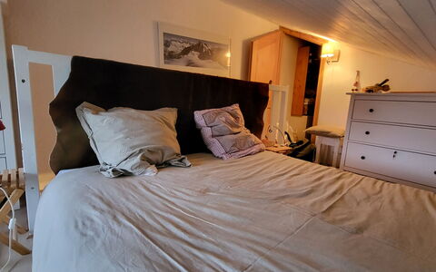 Balcons de Venosc: Furniture, Bed, Bedroom, Bedding, Bed Sheet, Interior Design, Wood, Floor, Linens, Flooring