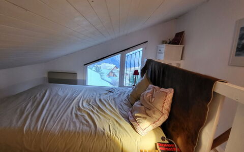 Balcons de Venosc: Furniture, Bedroom, Interior Design, Floor, Bed Sheet, Bed, Flooring, Wood, Bedding, Linens