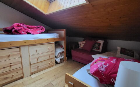 Balcons de Venosc: Furniture, Wood, Interior Design, Bedroom, Floor, Flooring, Bed, Ceiling, Room, Attic