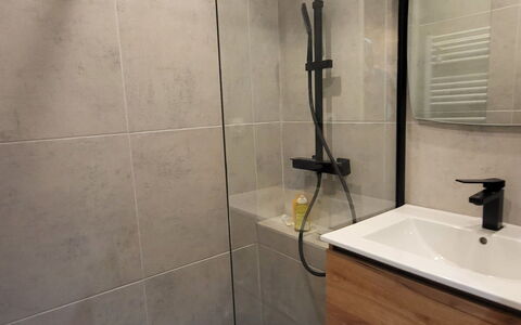 Balcons de Venosc: Flooring, Floor, Plumbing Fixture, Tile, Plumbing, Bathroom, Bathroom Cabinet, Toilet