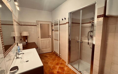 Casa Castelli: Flooring, Floor, Plumbing Fixture, Interior Design, Room, Sink, Plumbing, Tap, Bathroom, Bathroom Sink