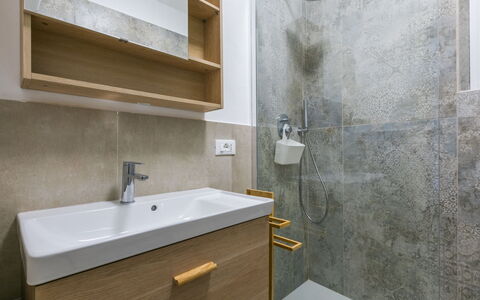 La Casetta: Plumbing Fixture, Flooring, Bathroom, Floor, Bathroom Sink, Tile, Tap, Plumbing, Bathroom Cabinet, Mirror
