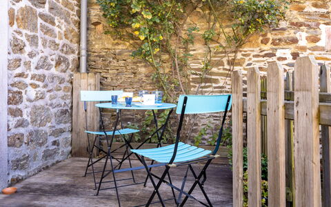 Le Nid de Cancale: Porch, Balcony, Home, Baluster, Handrail, Fence, Villa, Outdoor Furniture, Wood Stain, Eco Hotel