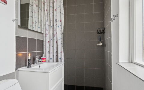 Elle - 175M from the Sea: Flooring, Wall, Floor, Plumbing Fixture, Interior Design, Bathroom, Plumbing, Tile, Room, Tap