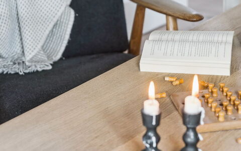 Elle - 175M from the Sea: Furniture, Table, Wood Flooring, Living Room, Natural Material, Hardwood, Plank, Houseplant