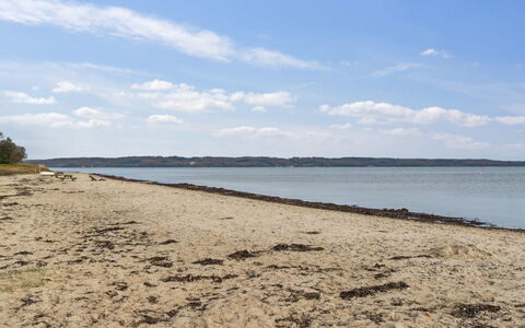 Elle - 175M from the Sea: Sky, Blue, Water, Water Resources, Body Of Water, Natural Environment, Horizon, Beach, Coast