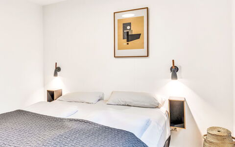 Freier Feldblick mit Hottub: Interior Design, Bed, Bedroom, Wall, Furniture, Floor, Flooring, Wood, Bed Sheet, Bedding