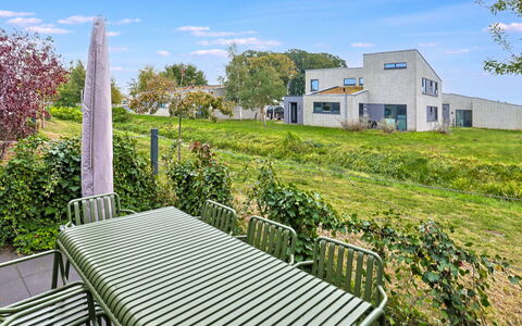 Familiennest: Sky, Blue, Green, Grass, Shrub, Home, Land Lot, Groundcover, Estate